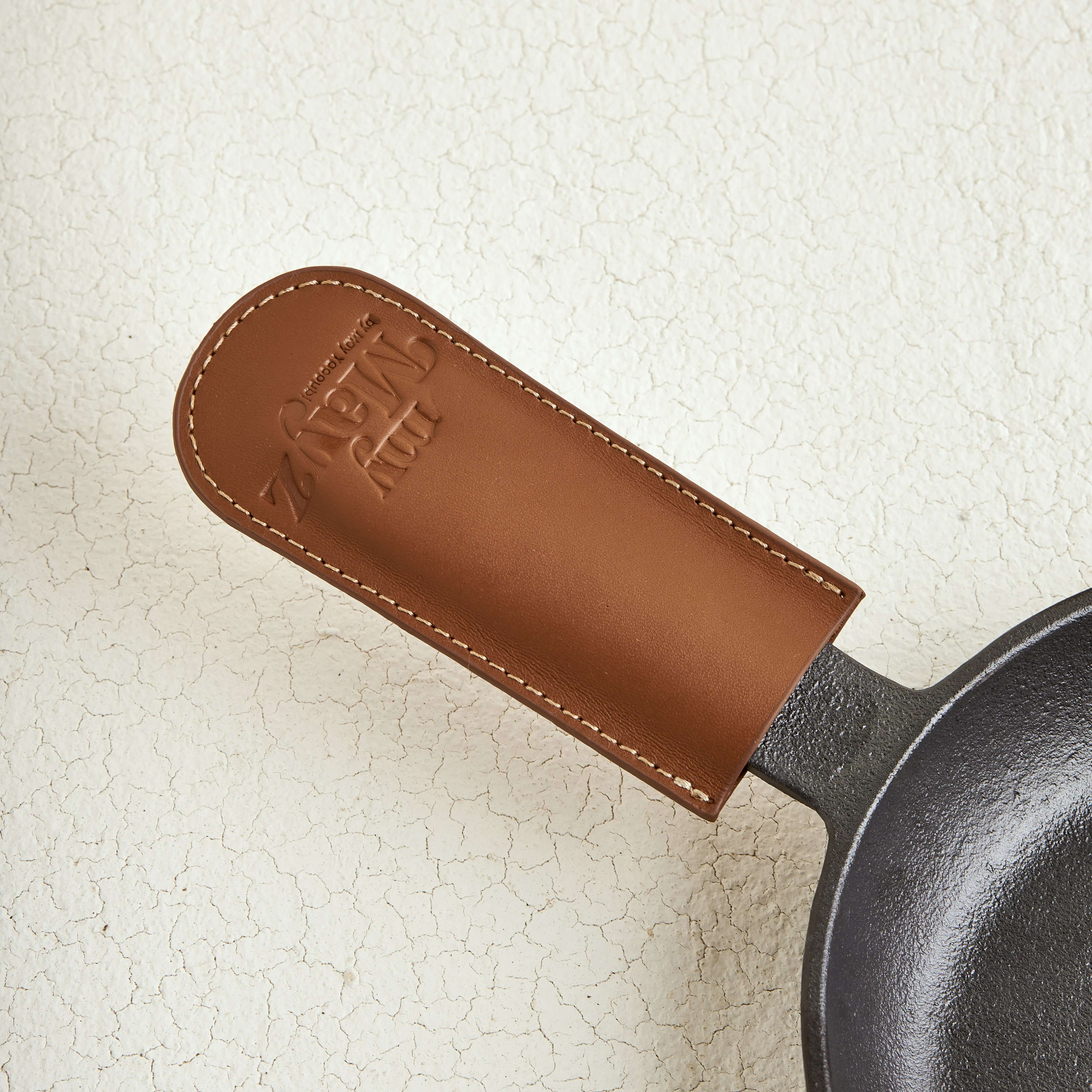 myMayz Cast Iron Set: 2 Skillets with 2 Leather Handle Covers